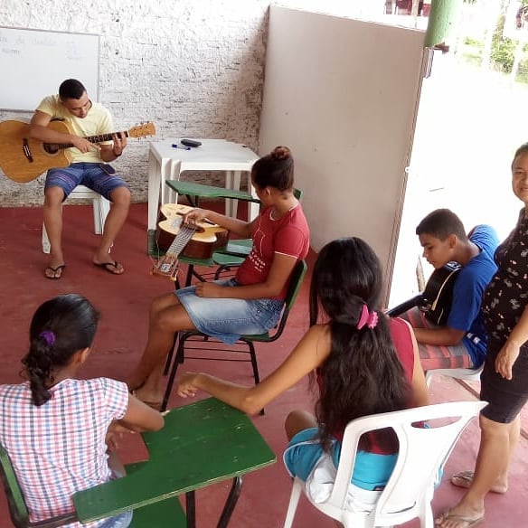 O curso de música no Assentamento de Floresta está uma benção. O nome do Senhor sendo louvado onde antes só havia desesperança.