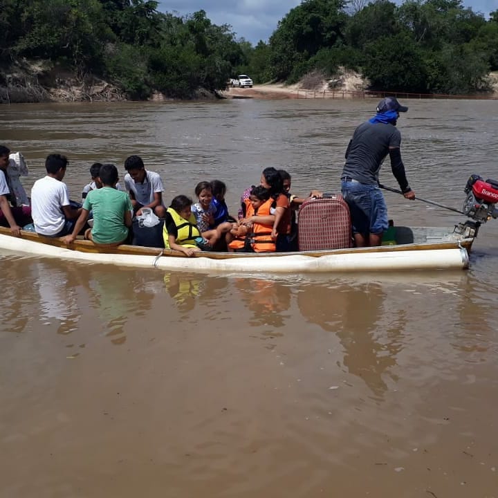 No inverno o rio que circunda o assentamento de Floresta/PI, transborda, aí a única maneira de se deslocar é de canoa