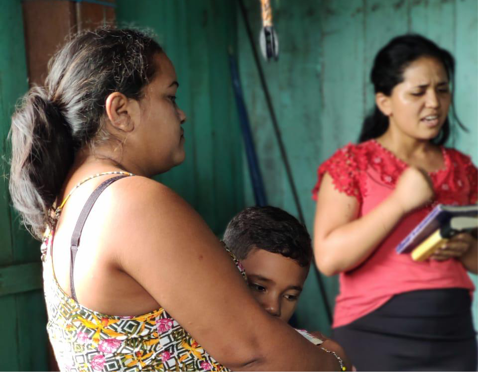 Trabalho de visita na ilha de Curuçázinho/PA, nossa Missionária levando conforto e orientação aos que precisam