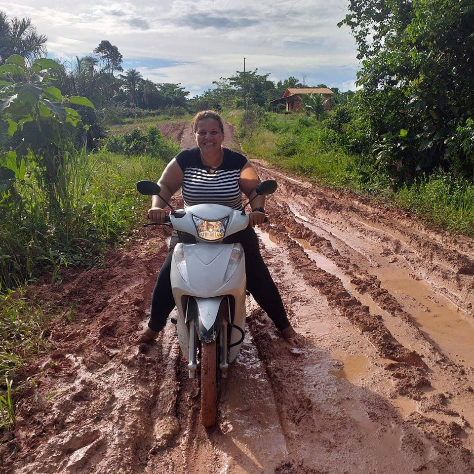 No ramal do Cruzeiro/Pará, a nossa Missionária Neide tem superado grandes obstáculos para avançar com o evangelho!