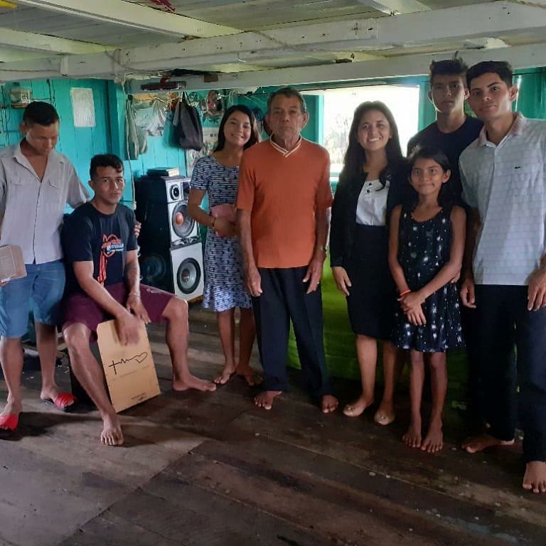 Nossa Missionária Andreza servindo a santa ceia aos irmãos enfermos na ilha de Curuçázinho, a pedido do pastor do campo.