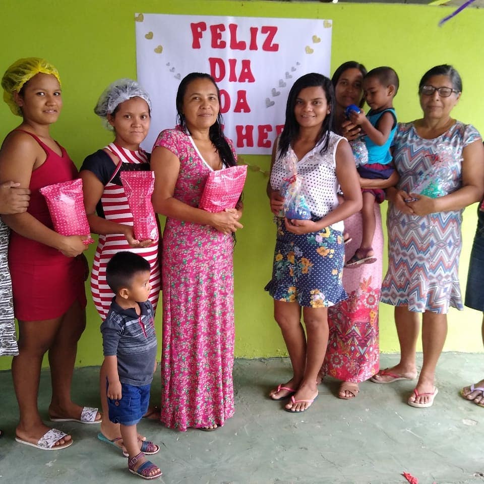 Trabalho maravilhoso na ilha de Derrubada, No dia da mulher tivemos tratamento de beleza , lanche, culto, pregação