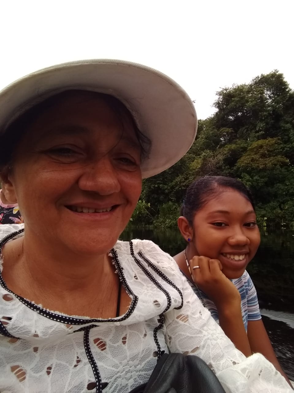 Miss Lilian conduzindo irmãos da comunidade para aula do curso de missões em nossa base de São Tomé. Deus está levantando missionários nas selvas