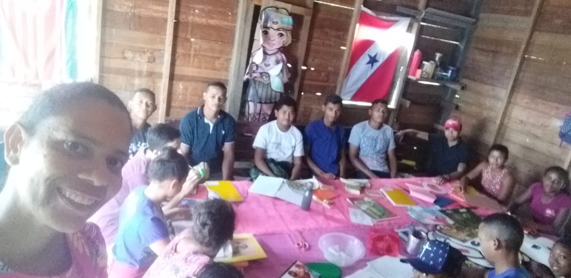 Aula do curso de missões em São Tomé. Os ribeirinhos estão sendo preparados para ganhar o seu próprio povo para Cristo