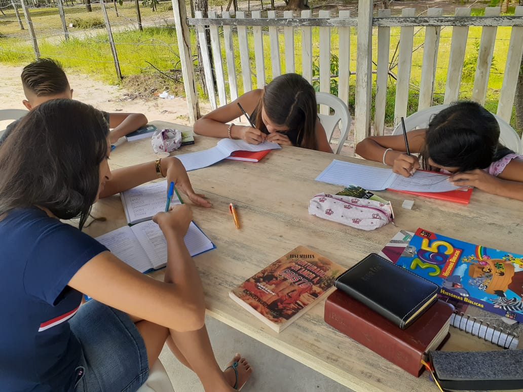 Na Peniel que está nascendo na vila Ribeirinha de Santa Helena, as aulas de reforço escolar e alfabetização já começaram.