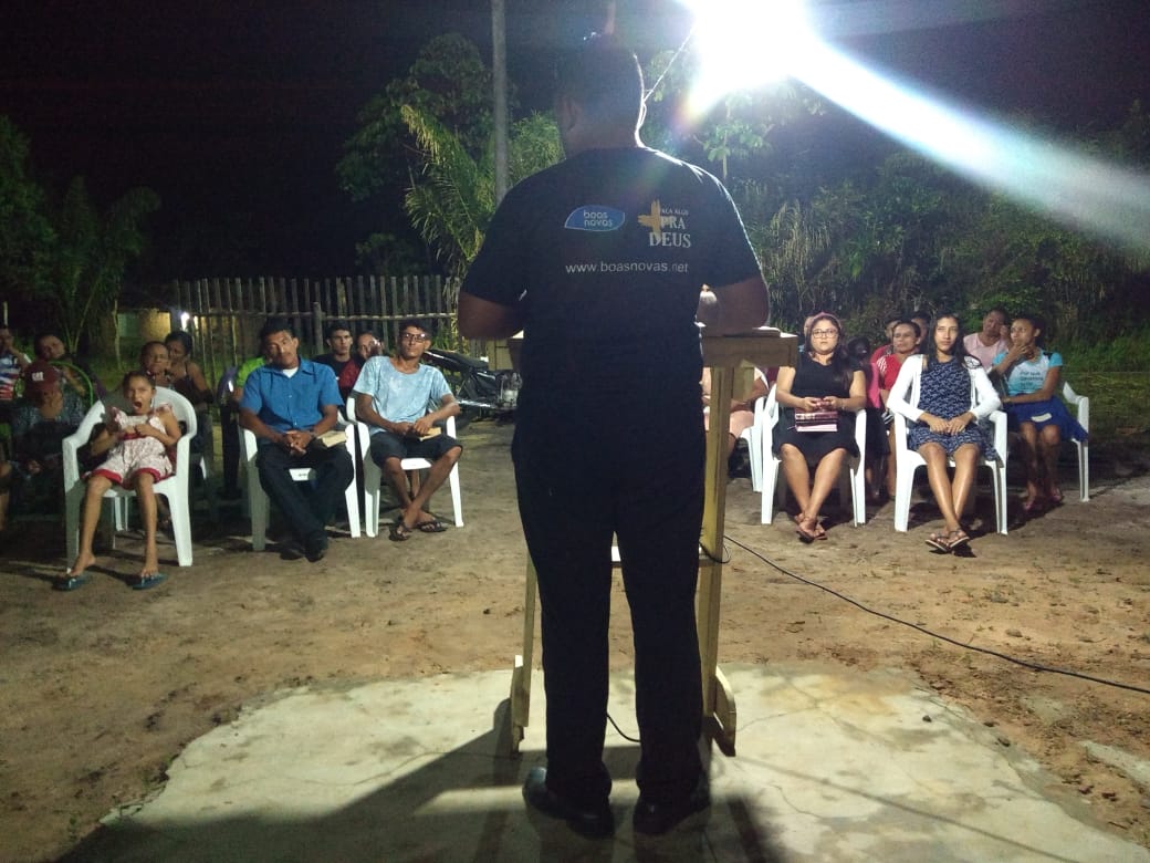 Noite de céu limpo e claro na vila de Beira Mar. A comunidade se reunindo para conhecer ao Senhor!