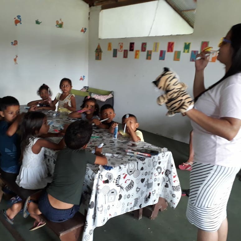 Higiene bucal sendo ensinada com todo carinho na base em Derrubada. Algumas famílias nessa região tem apenas uma escova de dente, precisamos ir além, fazer mais…