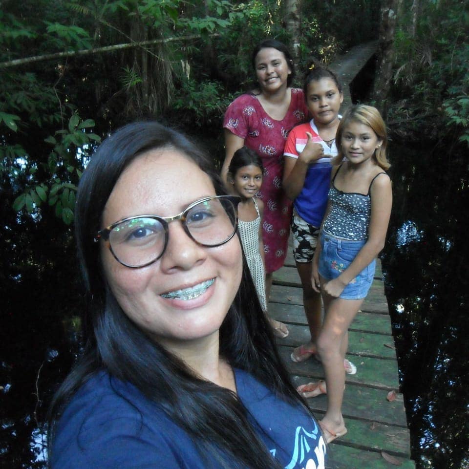 De igual modo nossas Missionárias da vila Ribeirinha de Santa Luzia tem feito junto ao povo. Elas tem trabalhado com o povo, visitado, orado, tem tido comunhão com todos.