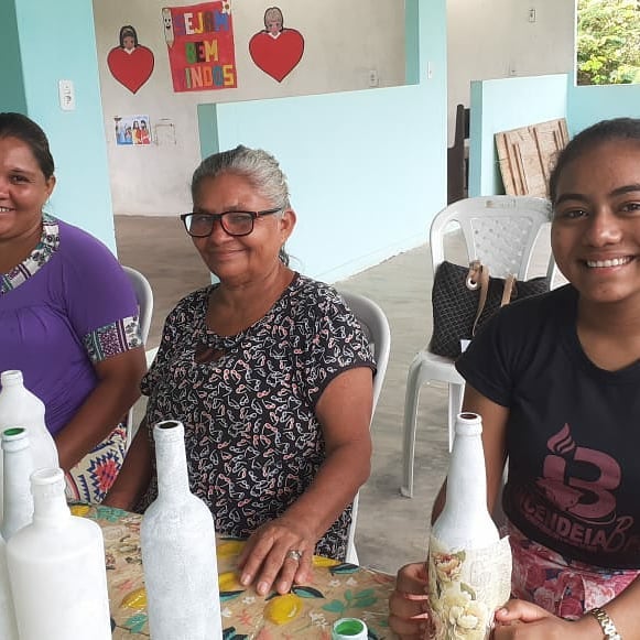 Em nossa Peniel no assentamento de Gurupá/PI, estamos realizando o sonho de muitas moradoras de poderem aprender artesanato. Antes da aula, um maravilhoso devocional.