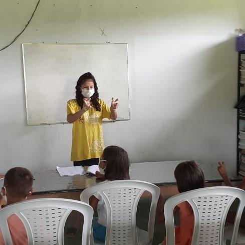 Crianças e adolescentes da ilha de Derrubada aprendendo libras para alcançar os surdos para Cristo!