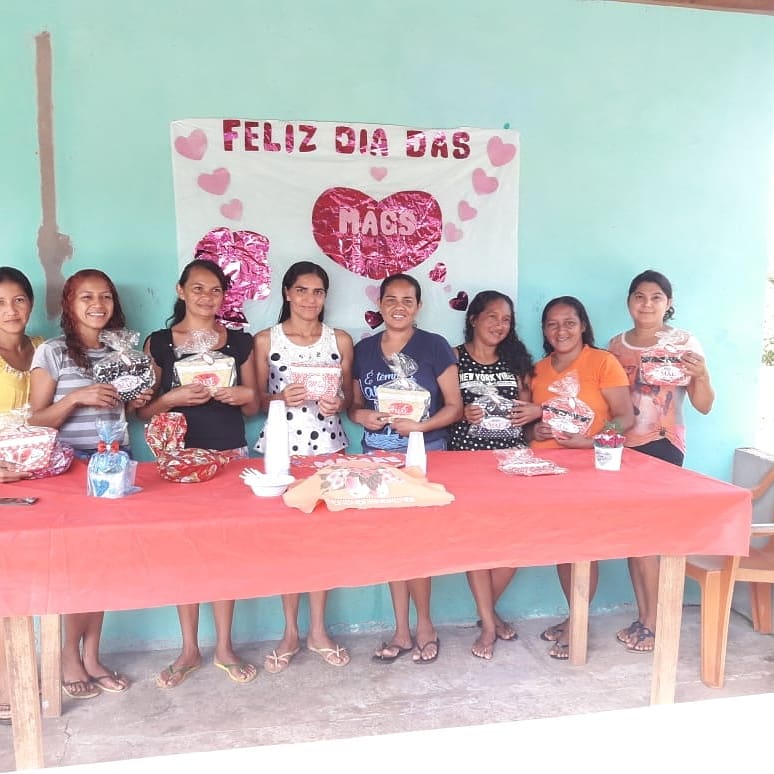 Comemoração do dia das mães na vila de  Borralhos/PA . Nossos obreiros Gedson e Val preparam tudo com muito amor. A festa foi linda!