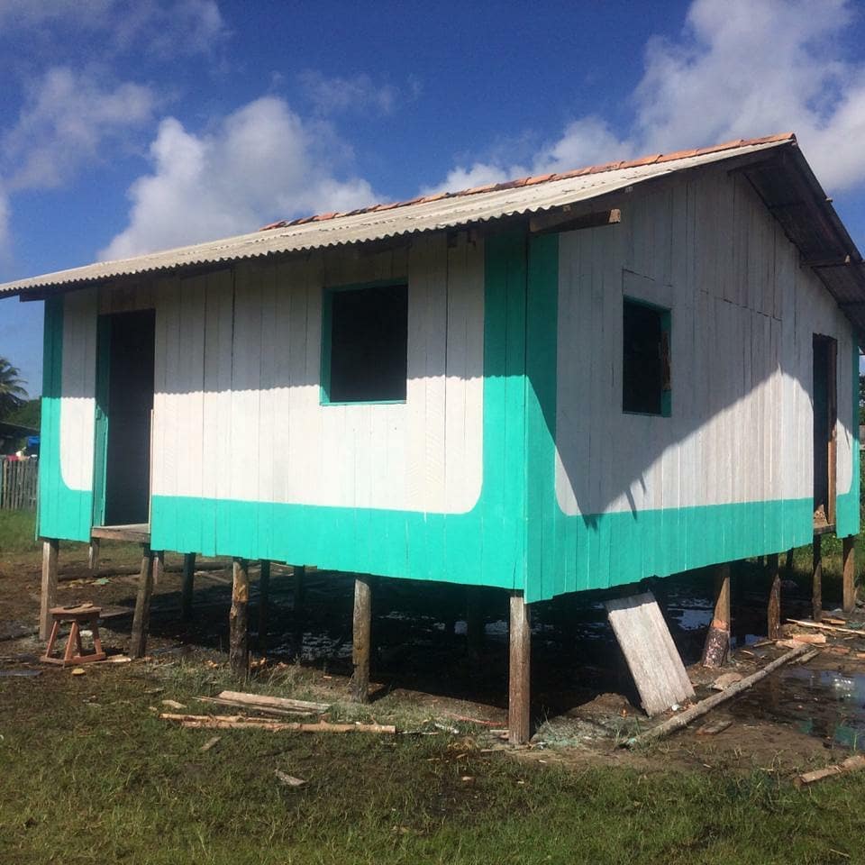 Esse antes e depois na ilha de Curuçázinho é para a Glória de Deus! A casa dessa família estava desabando e Jesus lhes deu uma casa nova. Se alegre conosco!