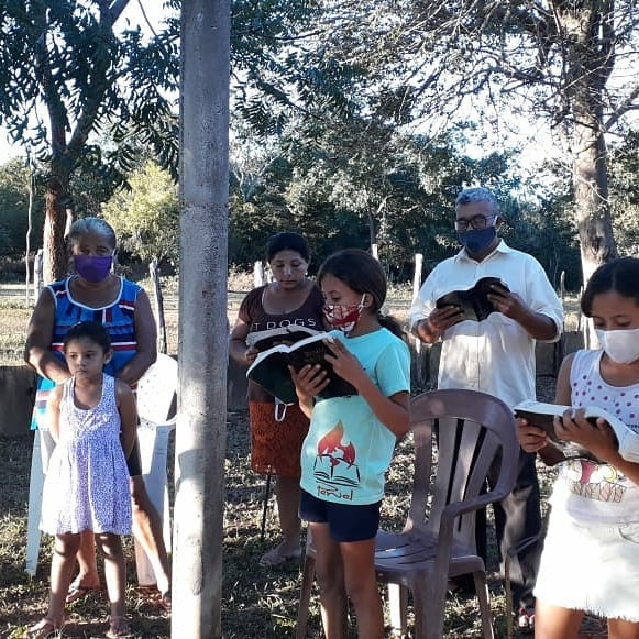 Nossos Missionários Jhonatan e Amanda pregando no assentamento de Buritizinho, uma extensão de Floresta. Deus tem muito povo nesse lugar!