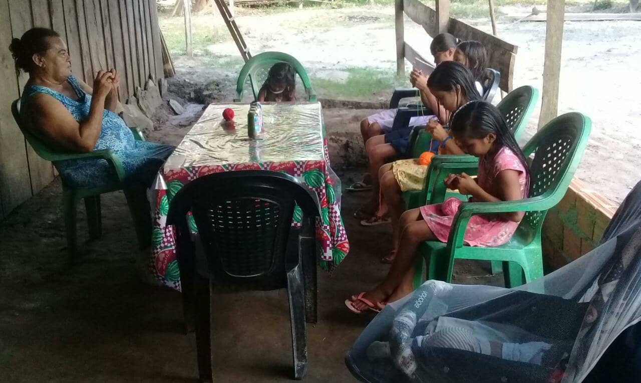 Aula de artesanato na Mina. Extraordinário poder compartilhar o conhecimento e assim mudar a vida de alguém. Parabéns Roberta!