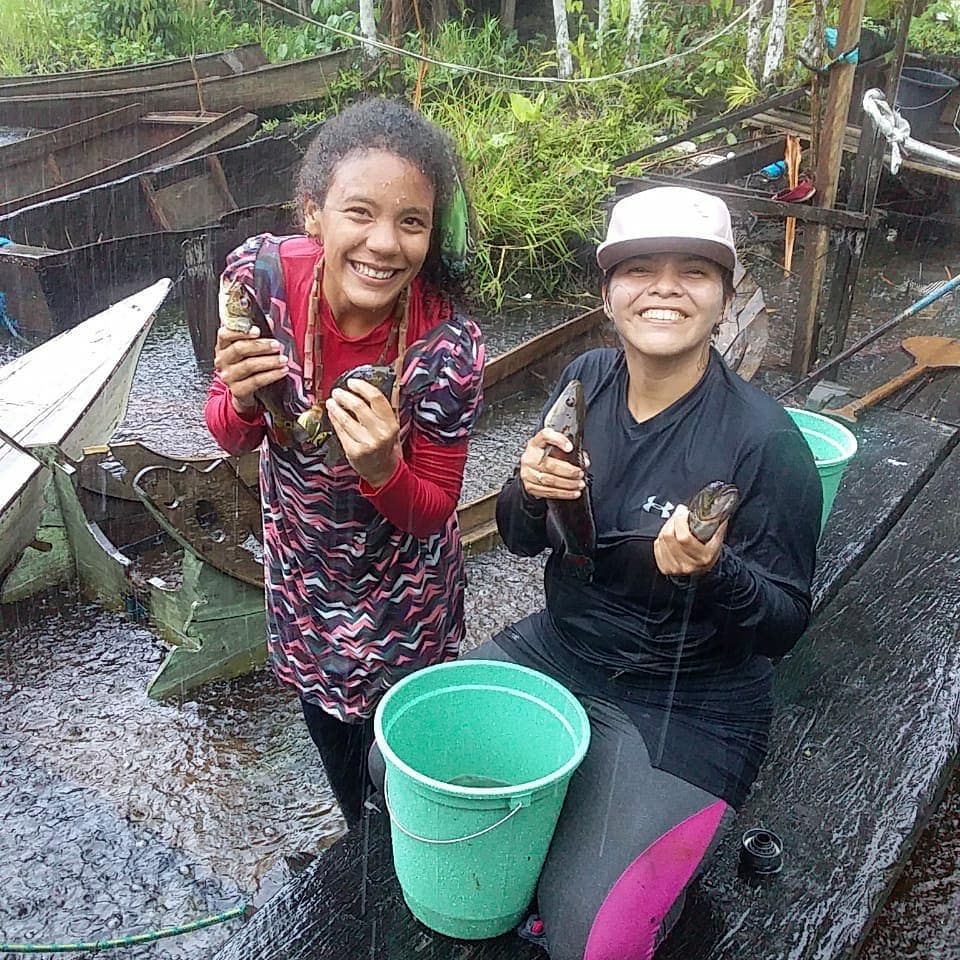 Missionários entre os ribeirinhos pescam almas e pescam peixe. Nossas amadas Adriane e Joelma no Rio Piarim, Portel Pará, fazendo o que tem que ser feito!