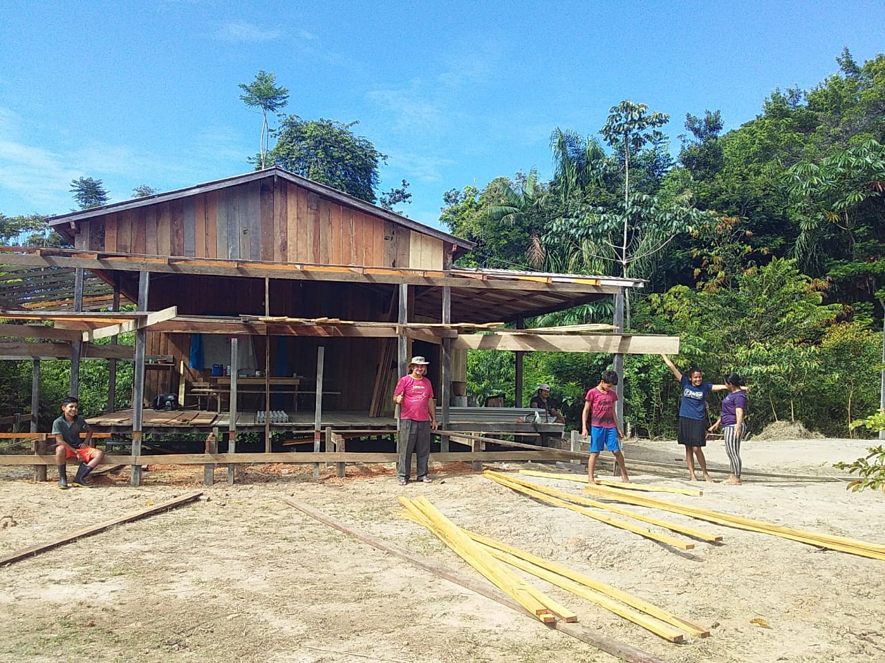 Trabalhando na ampliação e reforma da nossa base missionária no Rio Piarim, Portel. Sua oferta missionária está aqui, obrigada por amar conosco.