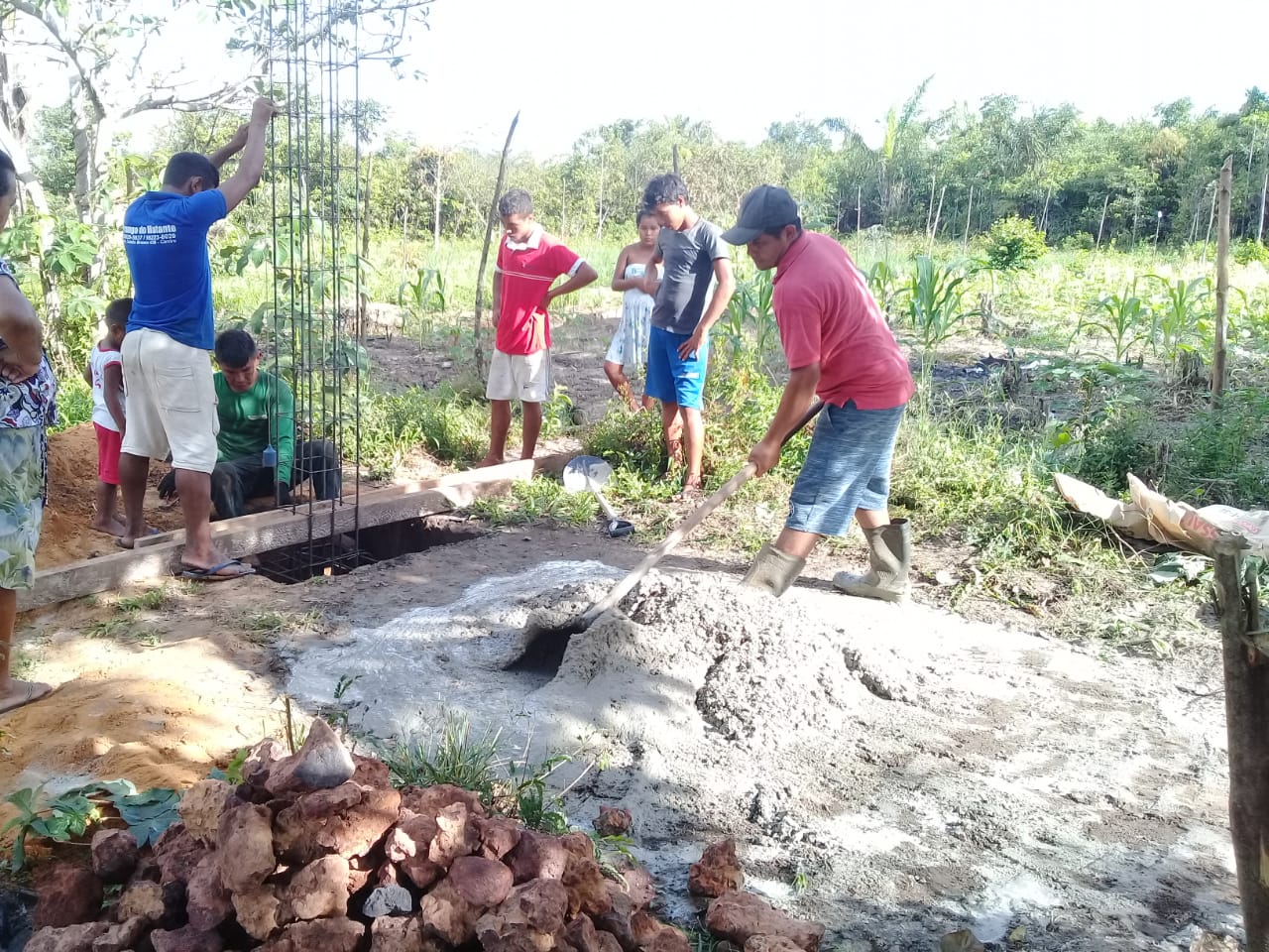 Sua oferta missionária está aqui! Pra Glória de Deus, depois de um rigoroso inverno, finalmente estamos perfurando o poço artesiano em nossa base no Ramal da Mina/PA.