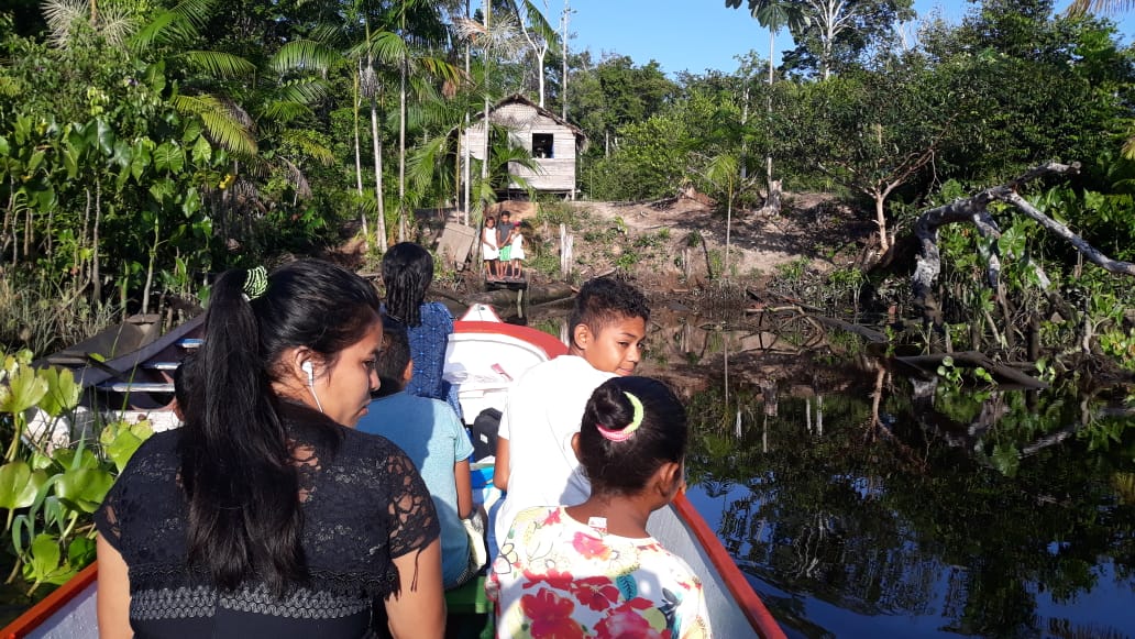 Nossa missão também inclui ir buscar as crianças e adolescentes que moram mais longe para que  participem dos trabalhos na Base Missionária aqui nos Rios Gurijuba e Piarim.