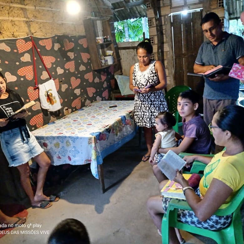 De casa em casa, orando, pregando , ensinando e amando vamos avançando na comunidade de Curucambaua – Pá. Ore por essa obra.