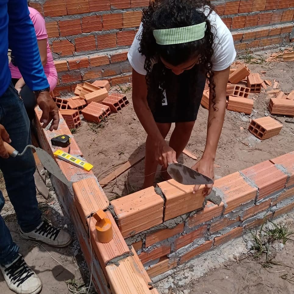 Aula de construção civil no Projeto Campos Brancos. Porque se precisa ser feito, faz parte da missão.