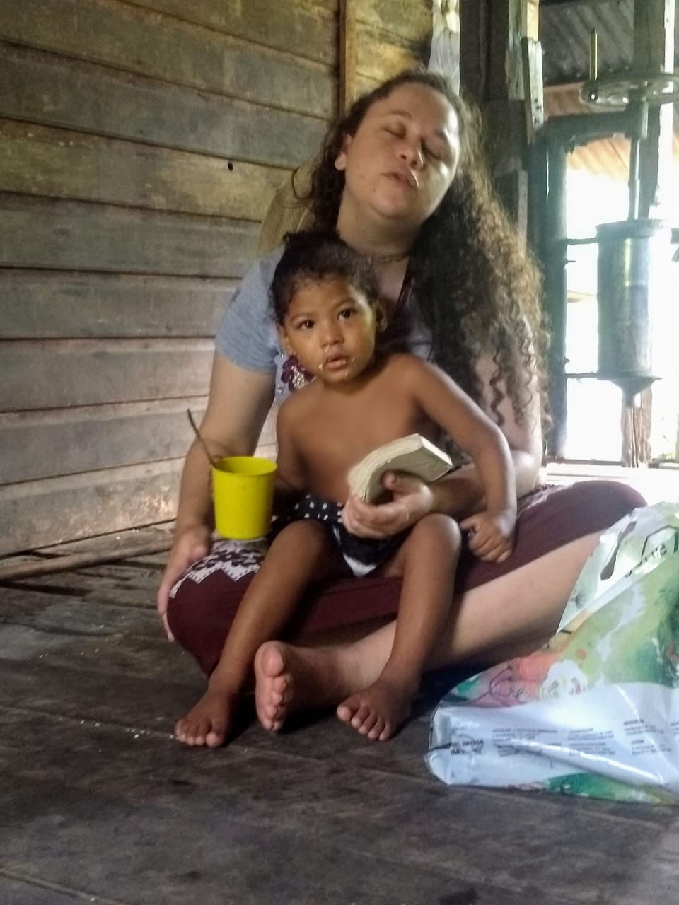 Não consigo descrever essa foto. É muito amor. Missão no  Rio Cumucuru.