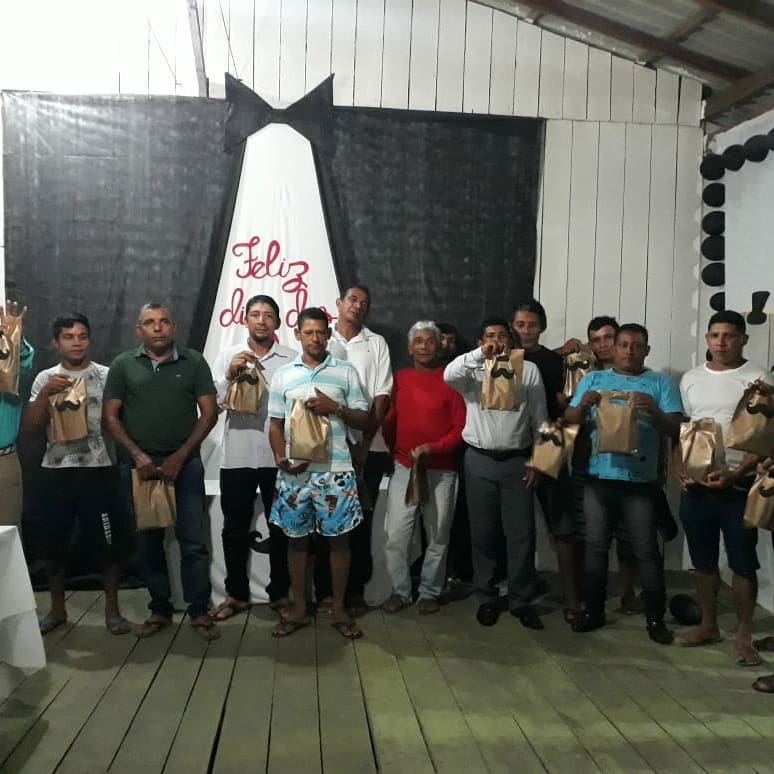 Foi só alegria entre os pais da comunidade ribeirinha do rio Pracurú – Marajó. A primeira vez que eles foram honrados pelo dia dos pais. Parabéns missionárias por tanta dedicação.