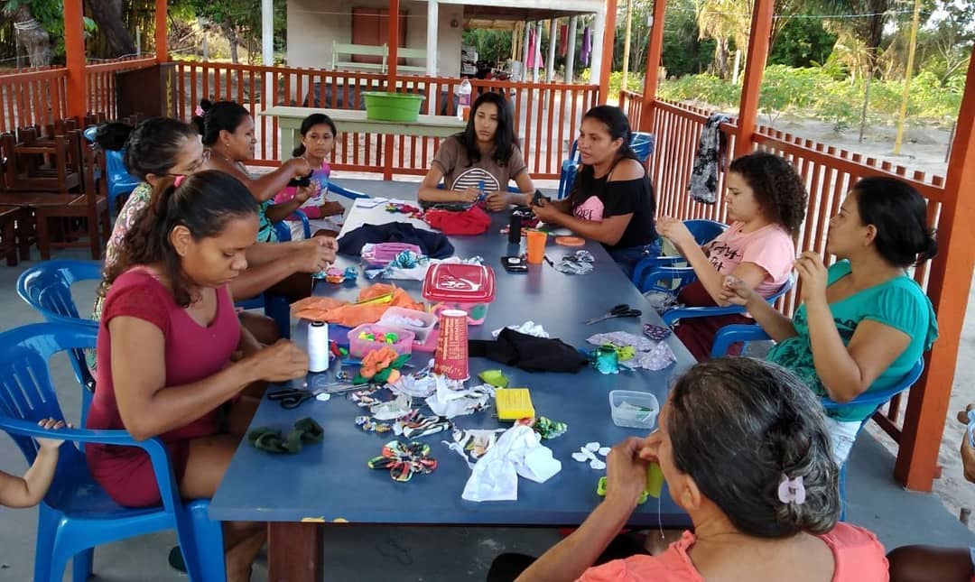 O projeto Campos Brancos através do programa banco de alimento, apoia, investe, evangeliza e incentiva mulheres carentes das comunidades rurais a aprenderem um novo ofício.