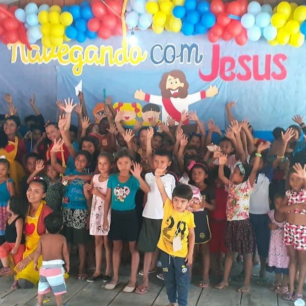 Nossas missionárias organizaram uma linda escola bíblica de férias. Veja as fotos e sinta o perfume de amor que foi derramado entre as crianças ribeirinhas do Piarim – Marajó.