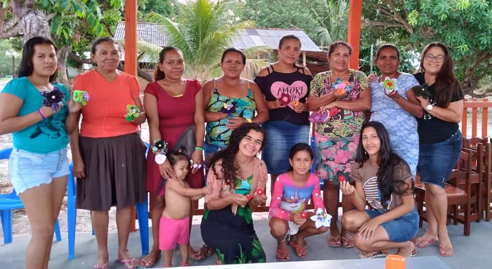 O ensinamento tem poder de transformar realidades! Mulheres de Santa Helena aprendendo artesanato no projeto. Ensinar é mostrar o amor em ação.