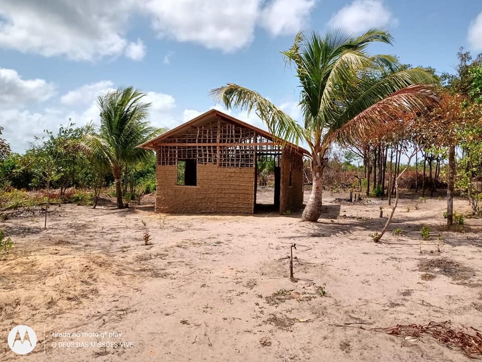 Terminando a base missionária na comunidade de Curuçambaua, onde nosso missionário Ezequiel está servindo com alegria. Esta ficando linda!