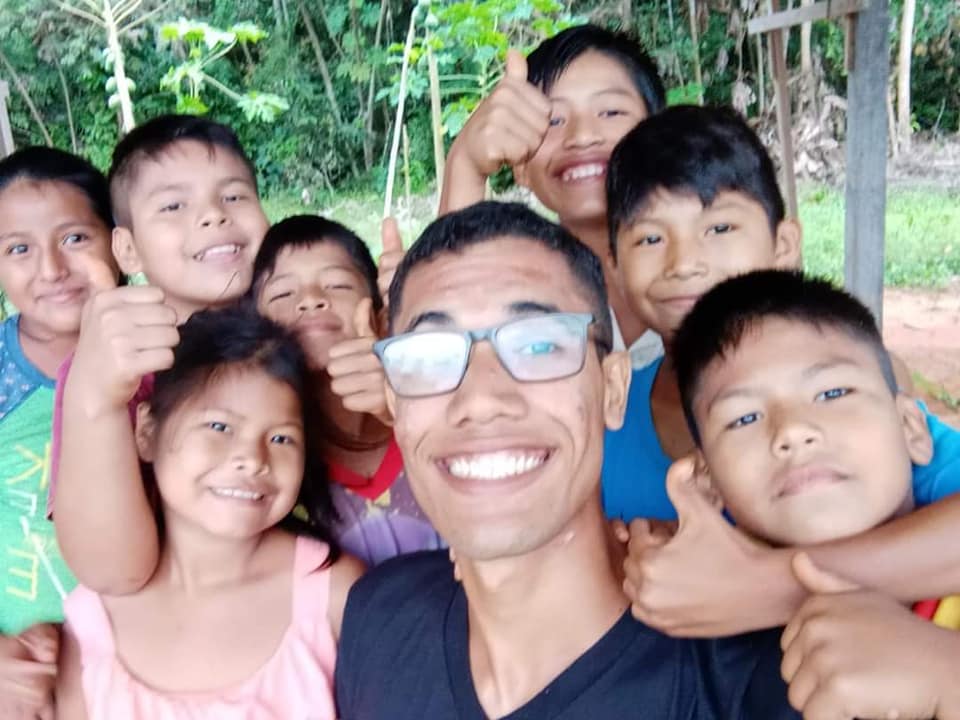 Também iniciamos a construção da base missionária na selva boliviana, em El Sacrifício, onde a obra tem crescido para a glória de Deus!