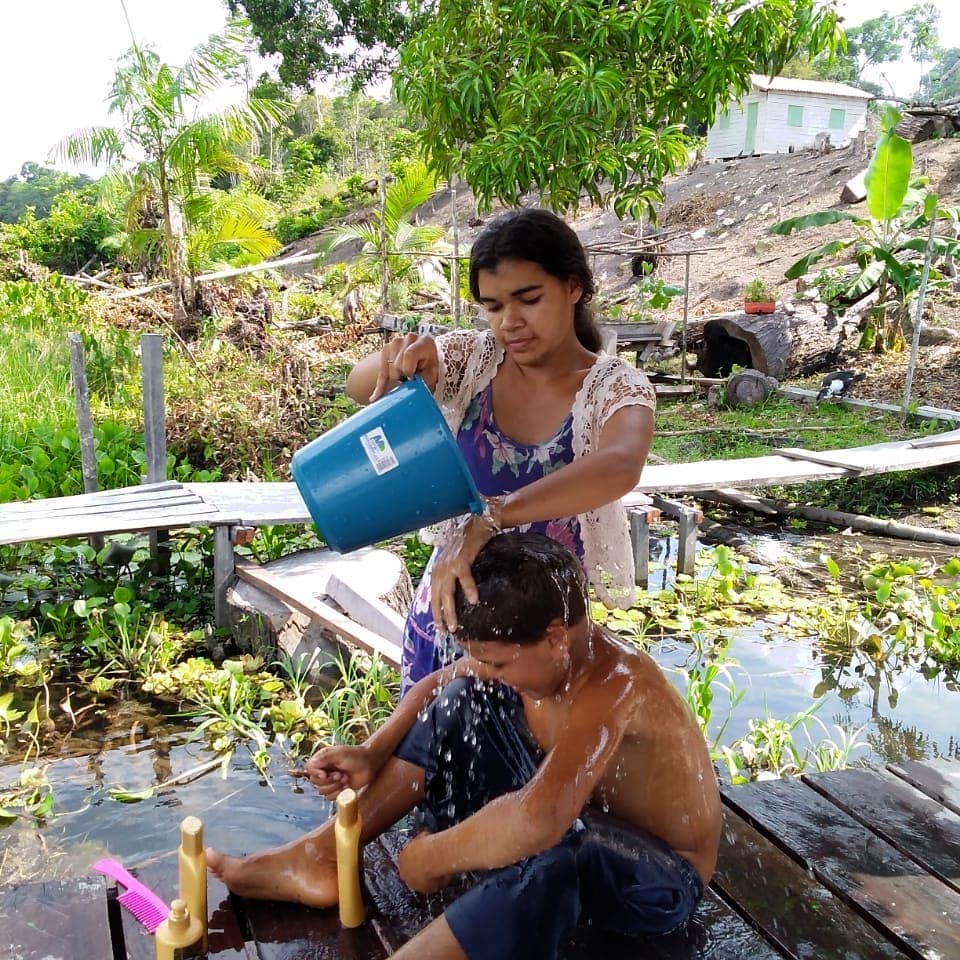 Nossa missão também envolve cuidar! Nossa missionária Luciana mostrando a missão na prática em nossa base no Rio Pracuru.