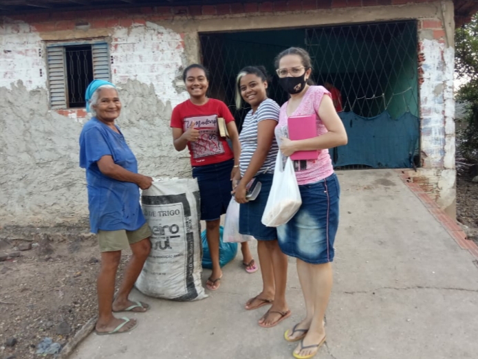 “Deus habita no meio dos louvores.” (Sl 22.3 ) Observe como o semblante dessa senhora já não era o mesmo depois do louvor e da palavra.