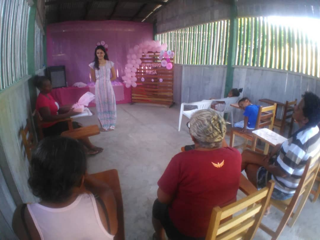 As mulheres ribeirinhas de Santa Luzia – ilha do Marajó – Pará recebendo as orientações sobre a prevenção do câncer de mama. Isso é amor! Parabéns missionárias .