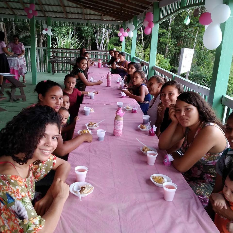 Outubro Rosa no rio Pracurú – Marajó. Nossas missionárias orientando as mulheres ribeirinhas sobre a prevenção contra o câncer de mama. Isso é amor!