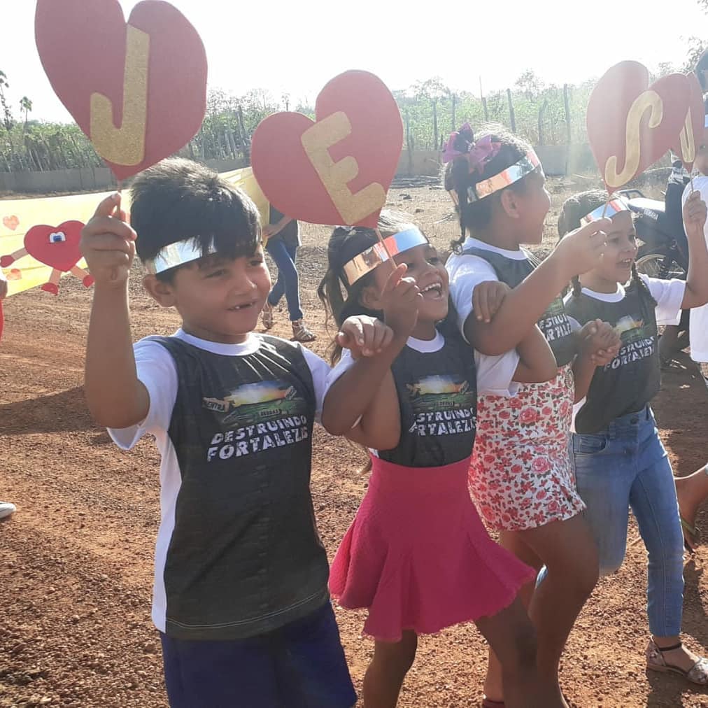 Primeira marcha evangelística com as crianças da creche Peniel unidade Floresta – PI. Foi uma marcha profética declarando a essa comunidade o amor de Deus.