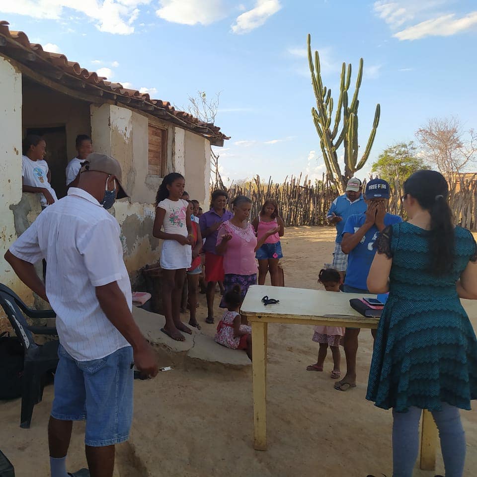 As missionárias Rose e Ana Beatriz, perseveram na evangelização dos moradores da comunidade de Sítio do meio e lagoa do Leandro – PI. Para a glória de Deus uma vida já se rendeu aos pés do Senhor.