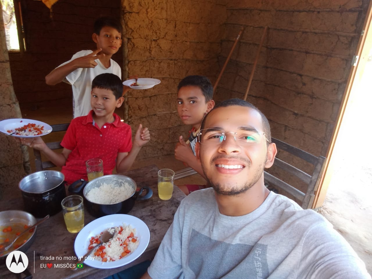 Ter comunhão com o povo é uma tarefa indispensável para o missionário em campo. Primeiro se ganha o povo pra si e depois pra Cristo. Miss. Ezequiel Estelito  (base  em Curuçambaua/PA).