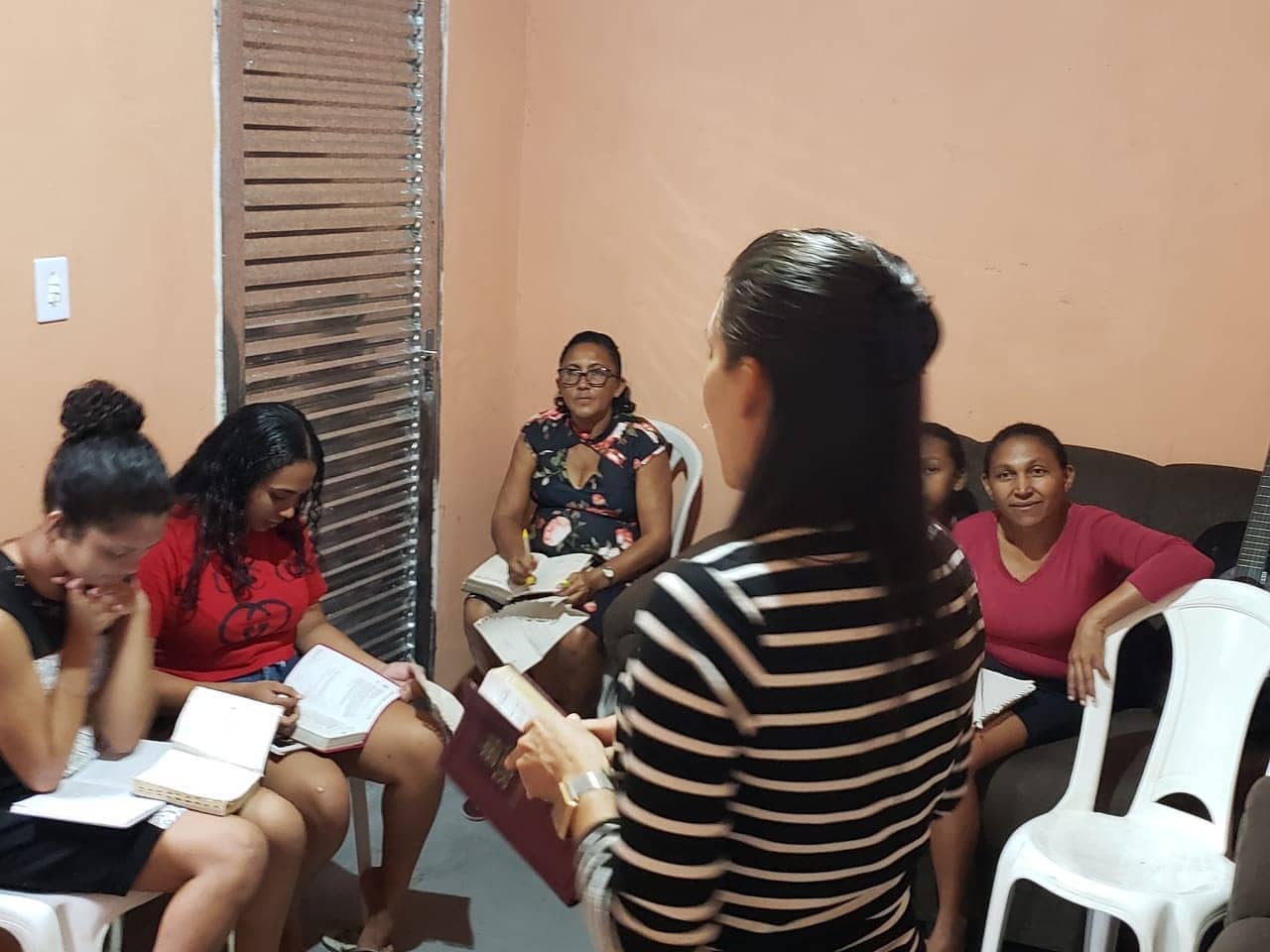 Aula de discipulado no Assentamento de Olho d’água. Quanta transformação está acontecendo com o conhecimento das escrituras!