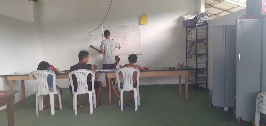 Na base missionária em Derrubada – Pará , iniciamos alguns planos de incentivo para os jovens aqui da comunidade, como: aulas de violão, evangelismo, e continuação de libras com minha Esposa. Realizamos também dinâmicas bíblicas e encontros espirituais.