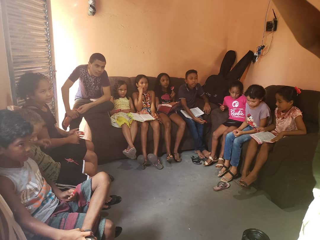 “Alunos da creche em Olho D’água – PI, foram ministrados pela missionária Paula sobre as muralhas de Jericó, que estavam impedindo o povo de Deus chegar ao seu alvo.” Vale a pena falar de Jesus!