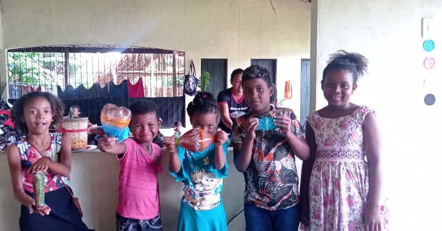 Hoje, a classe dos Juniores estudaram sobre Josafá e como ele alcançou a vitória. Aprenderam que o louvor tem poder, quando entoado com fé. E para colocarem em prática a lição, eles produziram seus próprios instrumentos musicais com garrafa pet.♥️