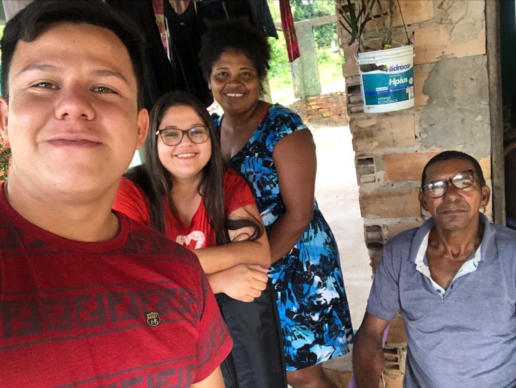 “Tarde de Visitas no Quilombo de Bacabal – Marajó . Foram 3 dias de chuvas, mas o trabalho continua. Estamos indo de casa em casa, declarando sobre o amor de Deus, crendo que é o Espírito Santo quem convencerá.”