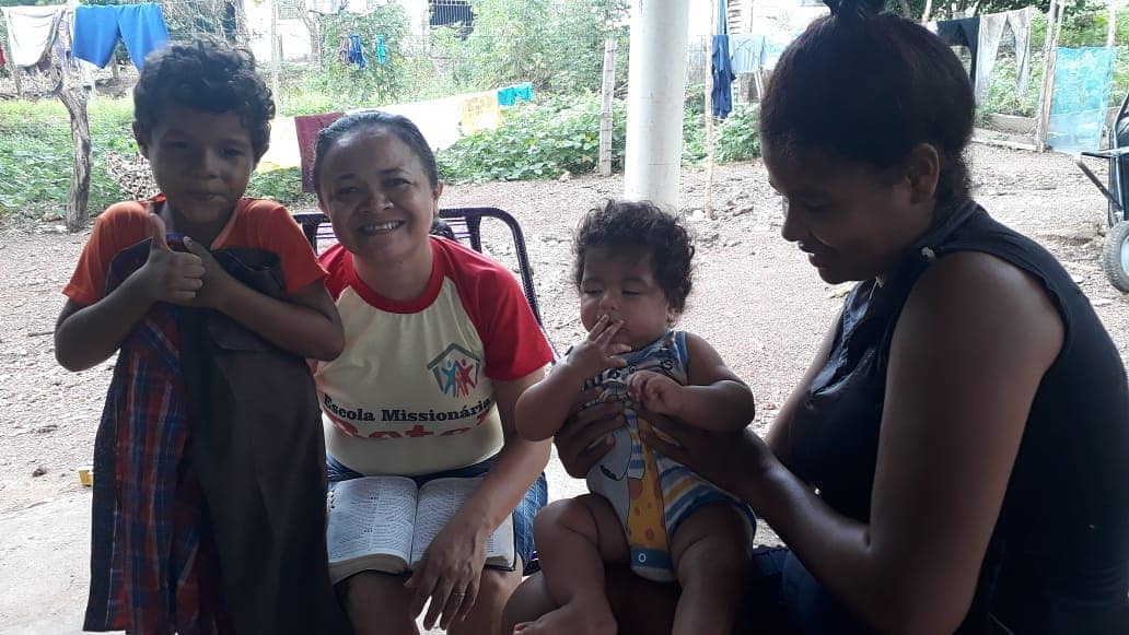 “Nesta manhã estivemos visitando o pequeno Carlos Henrique e através desta criança estamos evangelizando toda a família. Apenas ele aceitou Jesus. Cremos que logo toda a família se renderá aos pés do Salvador!”