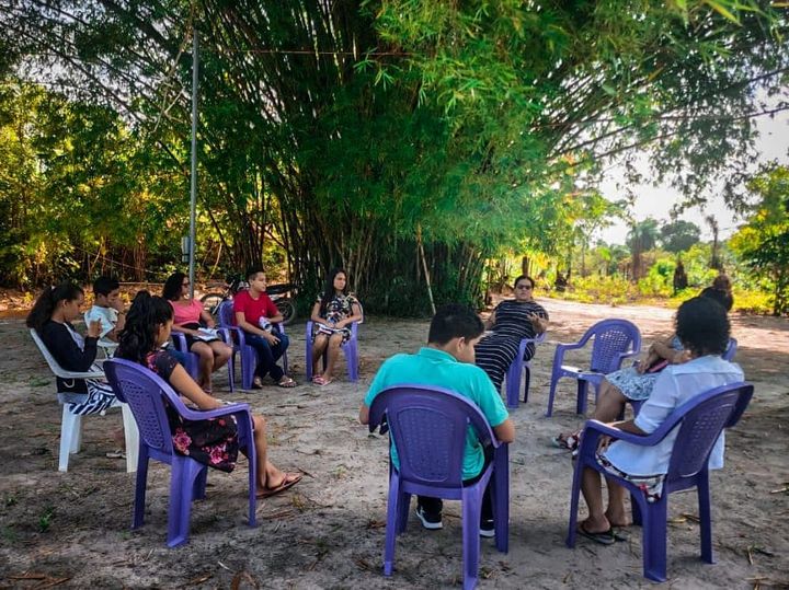 A missão da igreja é fazer discípulos! Escola bíblica dominical com jovens na Comunidade Boca da Onça – PA. Missionária Neide Santana Comunidade Boca da Onça – PA