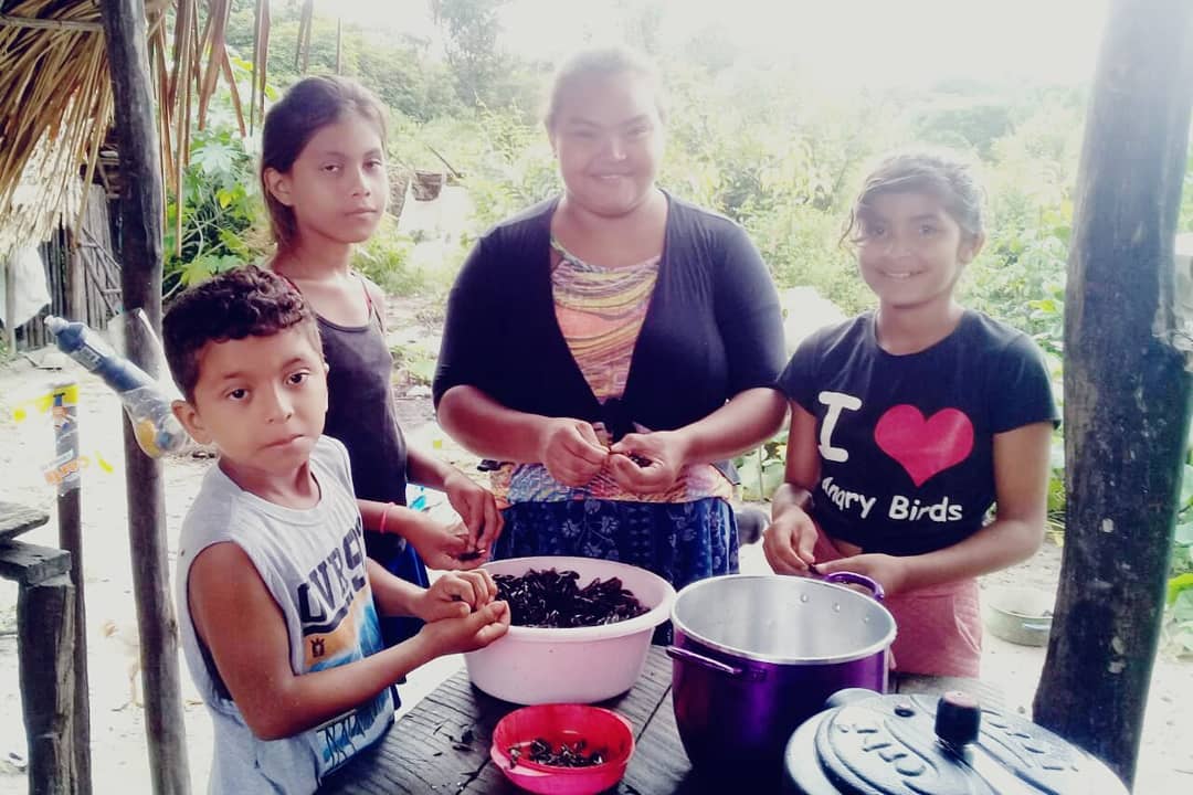 Missionário Cleber e Roberta tornando Cristo inesquecível para as crianças do Ramal da Mina – Pará.