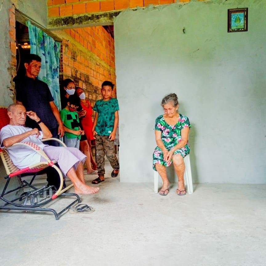 Pela manhã de domingo estivemos visitando a família do Sr. Jaime de 89 anos, e dona Albertina 75 anos, acompanhada de filhas e bisnetos.