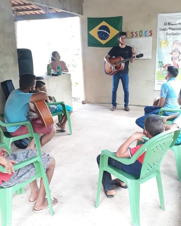 Hoje iniciamos as aulas de violão com os adolescentes e crianças de Pequizeiro com o professor o Jovem Asafe