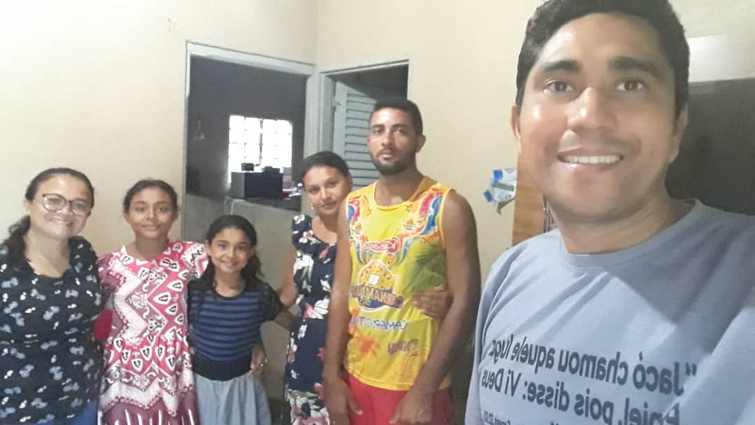 Nesta tarde Deus nos levou a casa desta família o Sr. Antônio e Sandra as crianças são Juliana e Jaqueline.