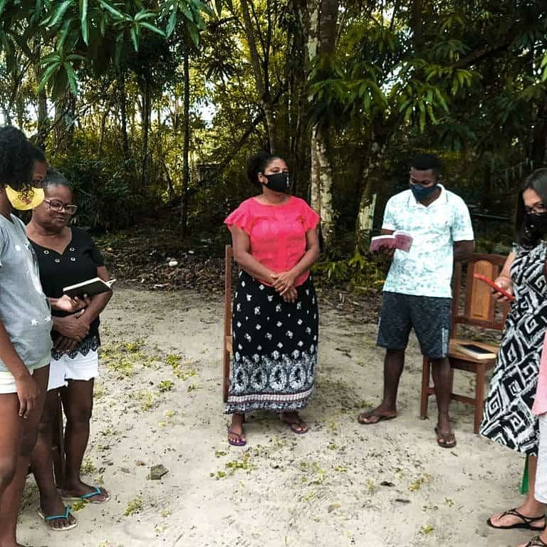 Tarde de louvor na casa da Dona Alcemira, uma moradora da comunidade de Bacabal, que sempre nos recebe com alegria em seu lar